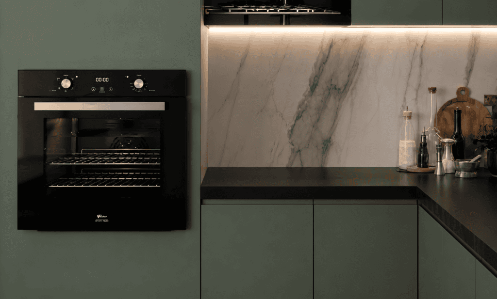 Cozinha moderna e minimalista iluminada, equipada com Electrolux PerfectCook360
