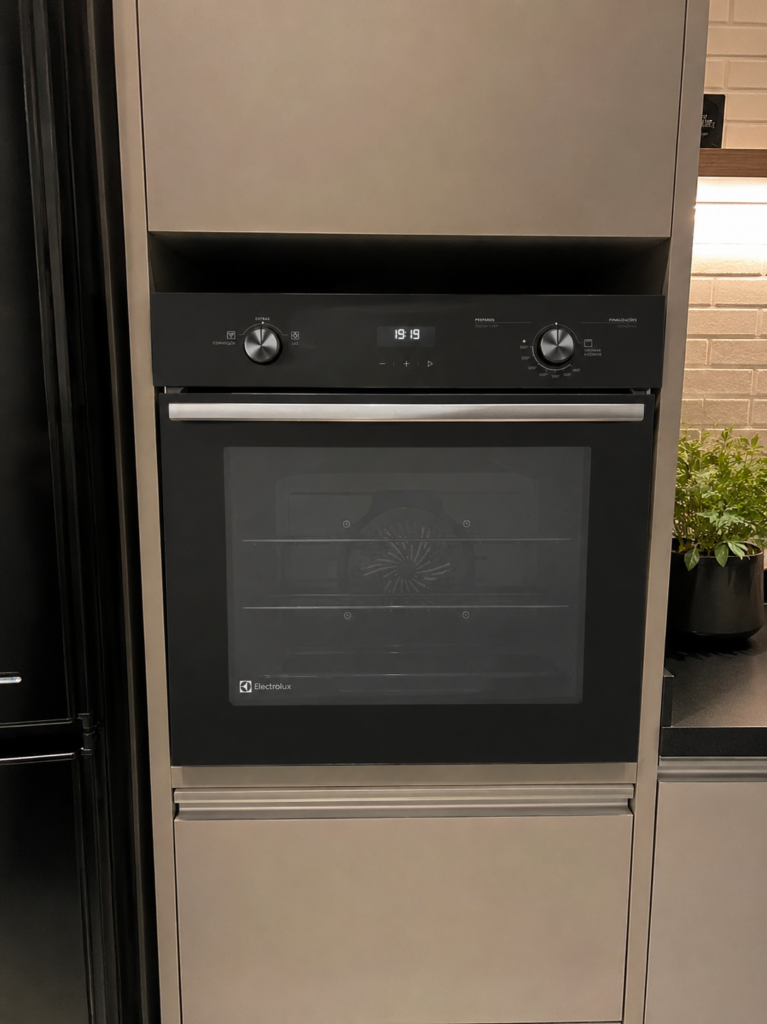 3-melhores-fornos-electrolux-de-2026: Electrolux OE8EL 80L na sua cozinha